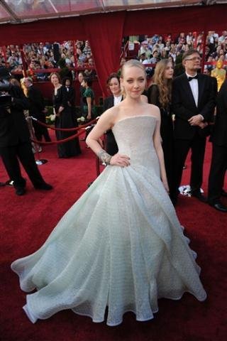 Amanda Seyfried optou por um Armani Priv&eacute;