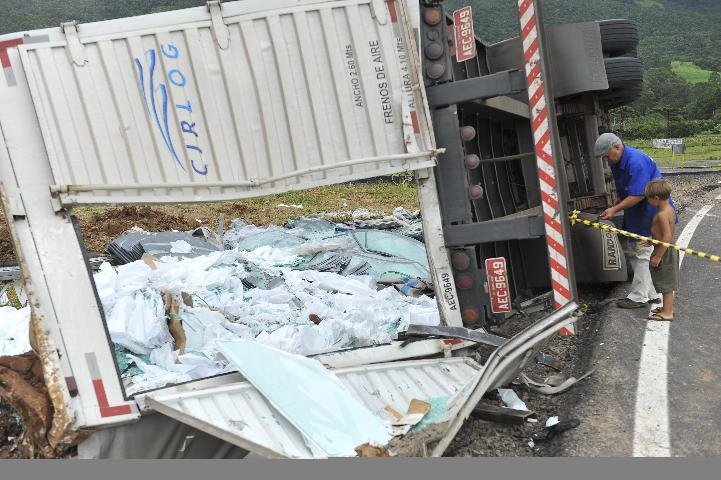 Caminh&atilde;o tombado na BR-101 &eacute; retirado
