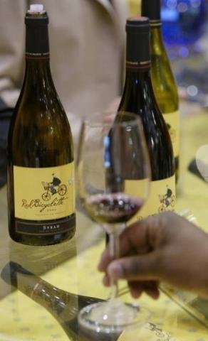 Estudo publicado nesta segunda-feira diz que as mulheres que tomam dois copos de vinho, cerveja ou outro tipo de bebida alco&oacute;lica diariamente correm menos risco de engordar do que as abst&ecirc;mias