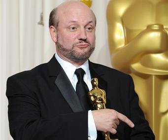 Juan Jos&eacute; Campanella carregando seu Oscar de melhor filme estrangeiro por O Segredo dos Seus Olhos