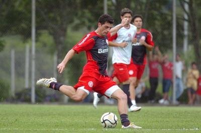 Bruno Silva treina como titular na lateral-direita