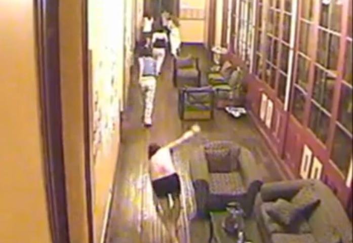 V&iacute;deo mostra terror em albergue chileno