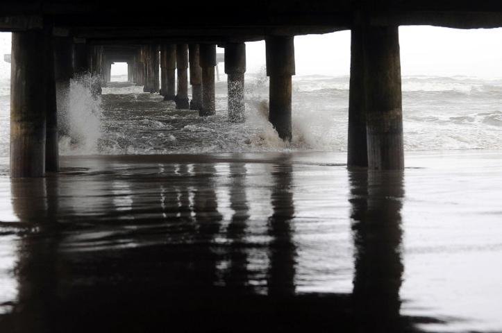 Nuvens carregadas e vento forte tiram pessoas da praia de Tramanda&iacute; 