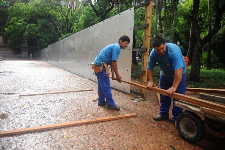 Pra&ccedil;a da Alf&acirc;ndega foi fechada nesta quarta
