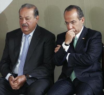 Forbes aponta mexicano Carlos Slim (E) como o homem mais rico do planeta