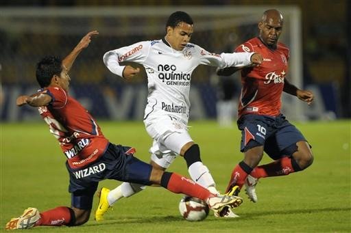 Dentinho marcou no empate do Corinthians com o Independiente Medell&iacute;n