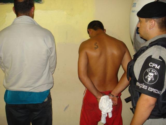 Pol&iacute;cia prendeu no local dois suspeitos