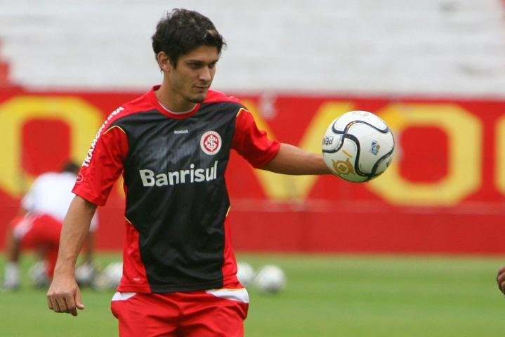 Contestado pela torcida, Edu &eacute; uma das armas do Inter contra o Deportivo