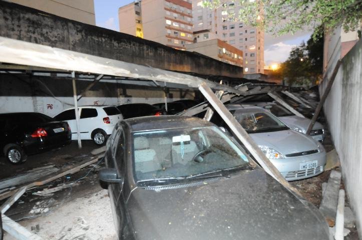 Telhado cai sobre dezenas carros no Centro da Capital