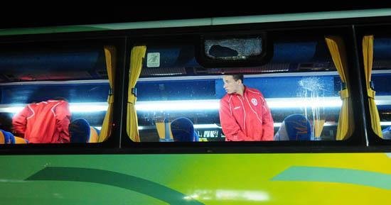 &Ocirc;nibus do Inter &eacute; apedrejado ap&oacute;s jogo em Quito