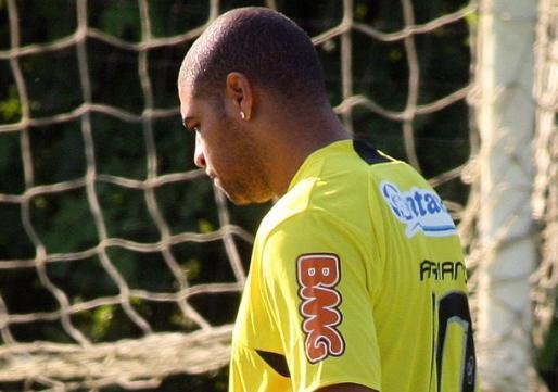 Adriano diz n&atilde;o ter medo de ficar fora da Copa do Mundo