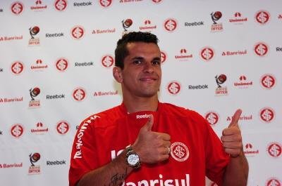 Lateral Eltinho &eacute; um dos cotados para ganhar lugar na Libertadores