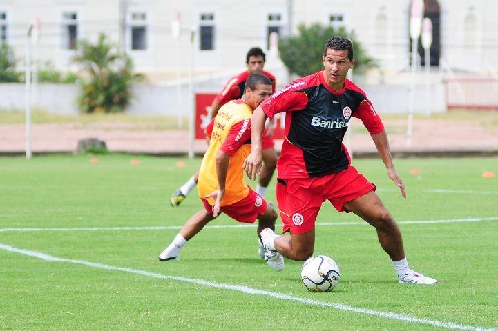 Zagueiro Fabiano Eller deve voltar ao time neste domingo, contra o Veran&oacute;polis 