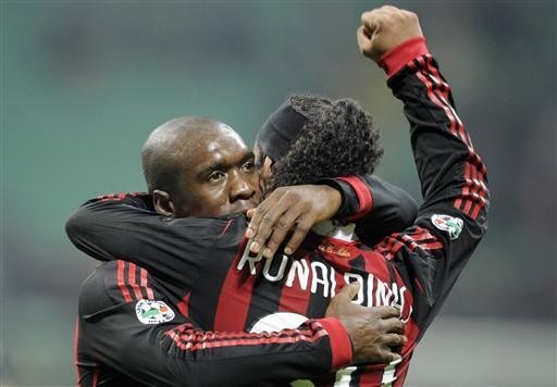 Ronaldinho comemora com Seedorf o gol da vit&oacute;ria do Milan