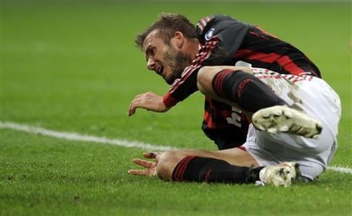 Beckham sofreu les&atilde;o s&eacute;ria no jogo do Milan