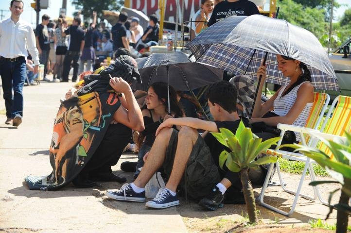 Al&eacute;m de cadeiras, sombrinhas, guarda-s&oacute;is para se proteger do forte sol na Capital ga&uacute;cha.