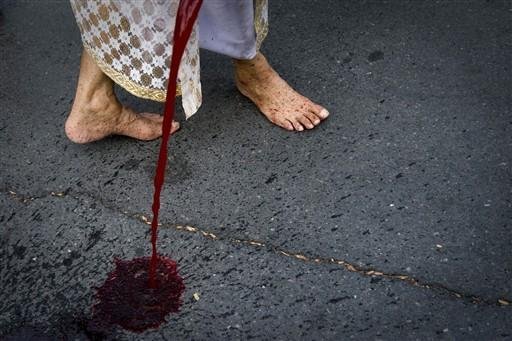 Tailandeses derramaram litros do l&iacute;quido em frente &agrave; sede do governo do pa&iacute;s