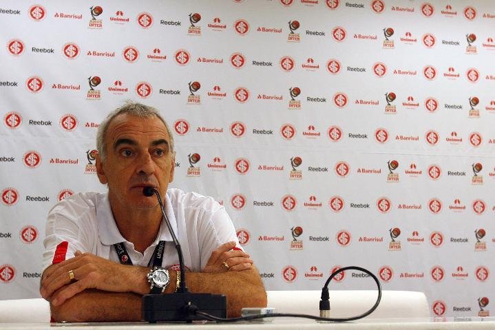 T&eacute;cnico Jorge Fossati destacou poder de marca&ccedil;&atilde;o do lateral uruguaio Bruno Silva