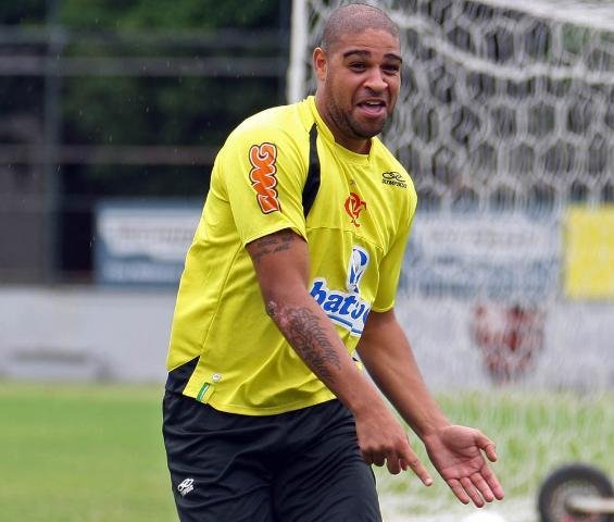 Jogadores do Flamengo preferem n&atilde;o comentar aventuras de Adriano, na chegada &agrave; Capital