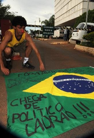 Manifestante protesta pela cassa&ccedil;&atilde;o de Arruda