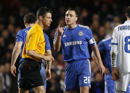 Ap&oacute;s elimina&ccedil;&atilde;o na Liga, Terry atropela seguran&ccedil;a do Chelsea