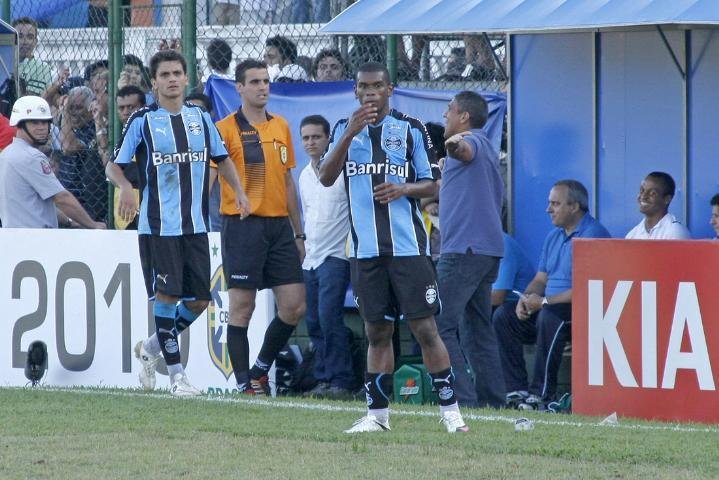 Silas creditou m&aacute; atua&ccedil;&atilde;o ao gramado