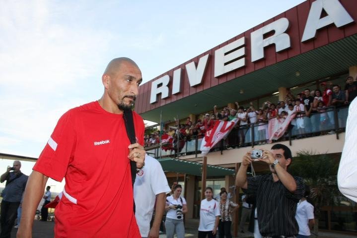 Torcida lotou o aeroporto de Rivera para receber o time do Inter