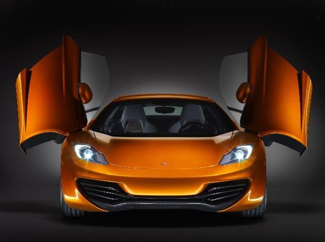 McLaren usa Hamilton e Button para lan&ccedil;ar carro de rua