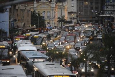 Tr&acirc;nsito ga&uacute;cho recebeu 750 ve&iacute;culos por dia em 2009