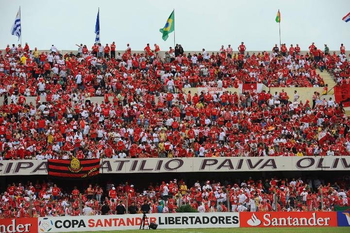 Torcida j&aacute; enche o est&aacute;dio At&iacute;lio Paiva