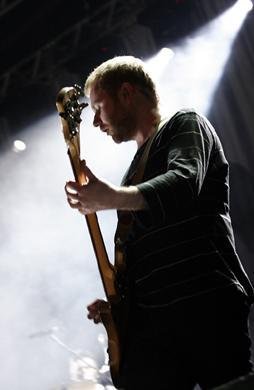 Baixista Bob Hardy foi o mais discreto do quarteto