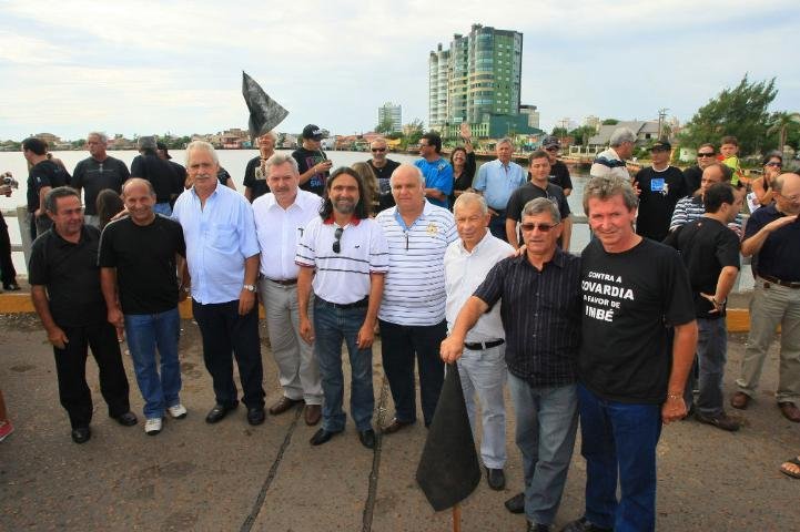 Manifestantes bloqueiam ponte em Tramanda&iacute;