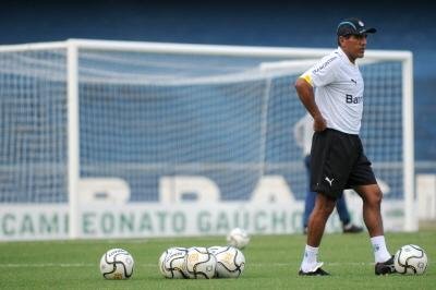 Silas fecha treino e mant&eacute;m mist&eacute;rio no Gr&ecirc;mio