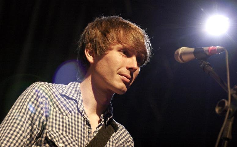 Vocalista do Franz Ferdinand comemora anivers&aacute;rio no palco