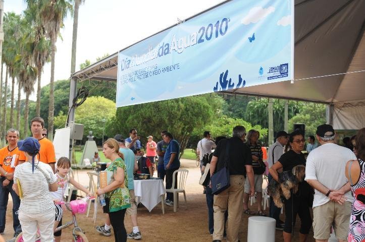 Equipes do Dmae orientam popula&ccedil;&atilde;o sobre uso consciente da &aacute;gua