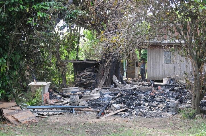 Resid&ecirc;ncia onde estavam v&iacute;timas foi destru&iacute;da pelo fogo