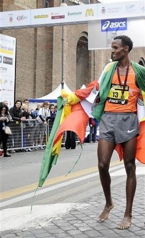 Descal&ccedil;o, et&iacute;ope vence Maratona de Roma 