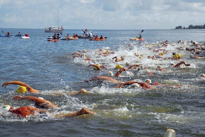 Atletas participam de travessia a nado em Rio Grande