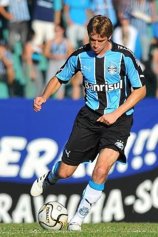 Adilson domina a bola no meia campo gremista