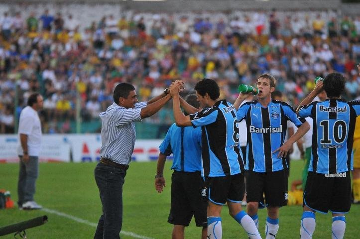 Silas comemora o bom desempenho dos garotos do Gr&ecirc;mio