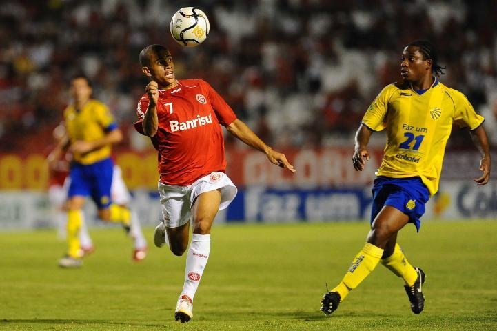 Ap&oacute;s empate, Taison discuta com torcedor no Beira-Rio