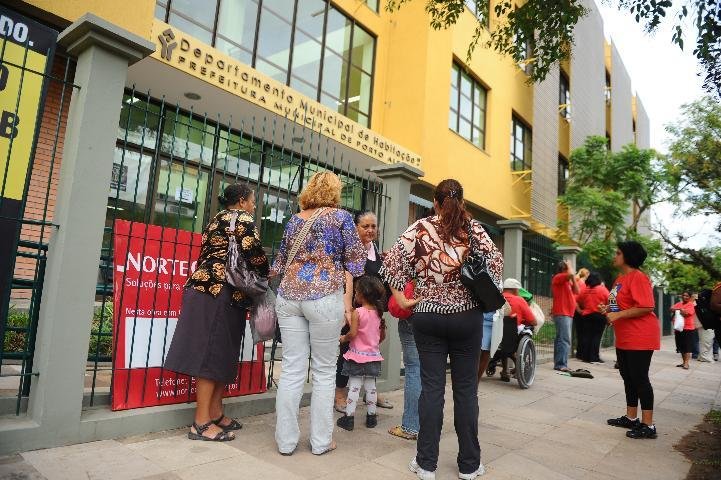 Grupo faz protesto por moradias em frente ao Demhab