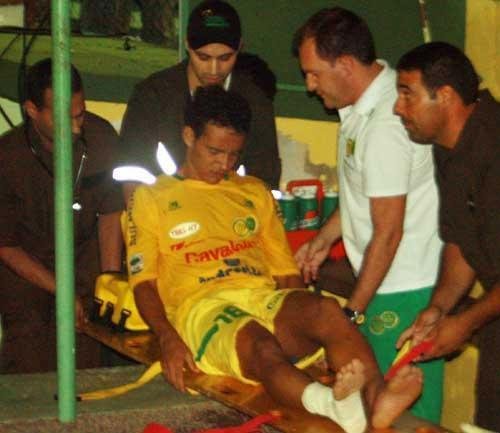 Meia do Ypiranga sofre fratura e para tr&ecirc;s meses