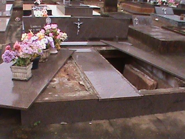 Cemit&eacute;rio amanhece com 29 sepulturas violadas em N&atilde;o-Me-Toque  