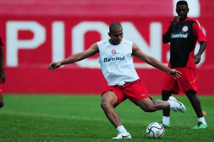 Depois de puni&ccedil;&atilde;o, Walter &eacute; relacionado para o jogo com o S&atilde;o Jos&eacute;