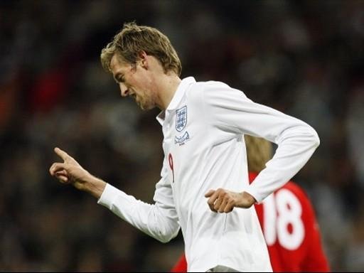 O ingl&ecirc;s Peter Crouch trata mal a bola, mas vai jogar sua segunda Copa do Mundo