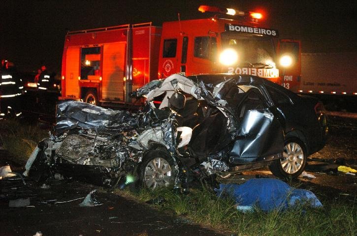  	Cinco pessoas morreram em acidente em Canoas