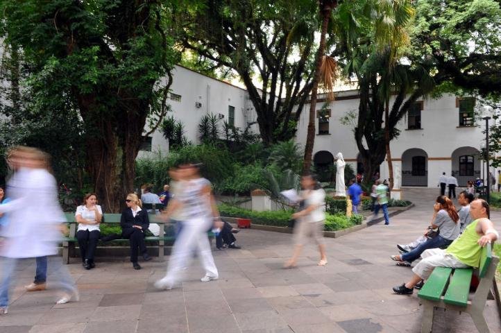 Local arborizado &eacute; palco de pessoas &agrave;s pressas e tamb&eacute;m de descanso nos bancos