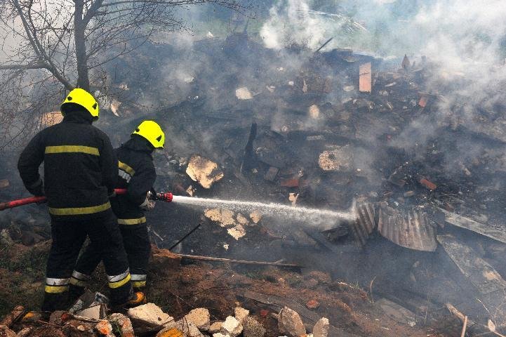Inc&ecirc;ndio atinge aterro na Vila Cruzeiro do Sul em Porto Alegre
