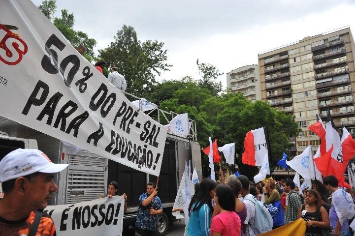 Estudantes e sindicalistas fazem manifesta&ccedil;&atilde;o em defesa do pr&eacute;-sal 